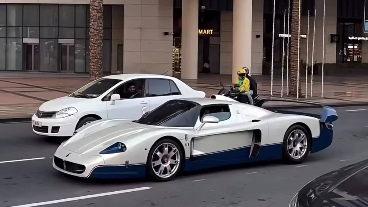 rare-italian-hypercar-maserati-mc12-spotted-in-dubai