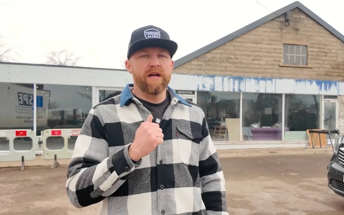 abandoned-saab-dealership-in-uk-turned-into-garage-and-museum