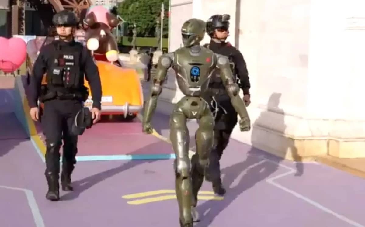 humanoid-police-officer-robot-terminator-patrols-streets-shenzhen