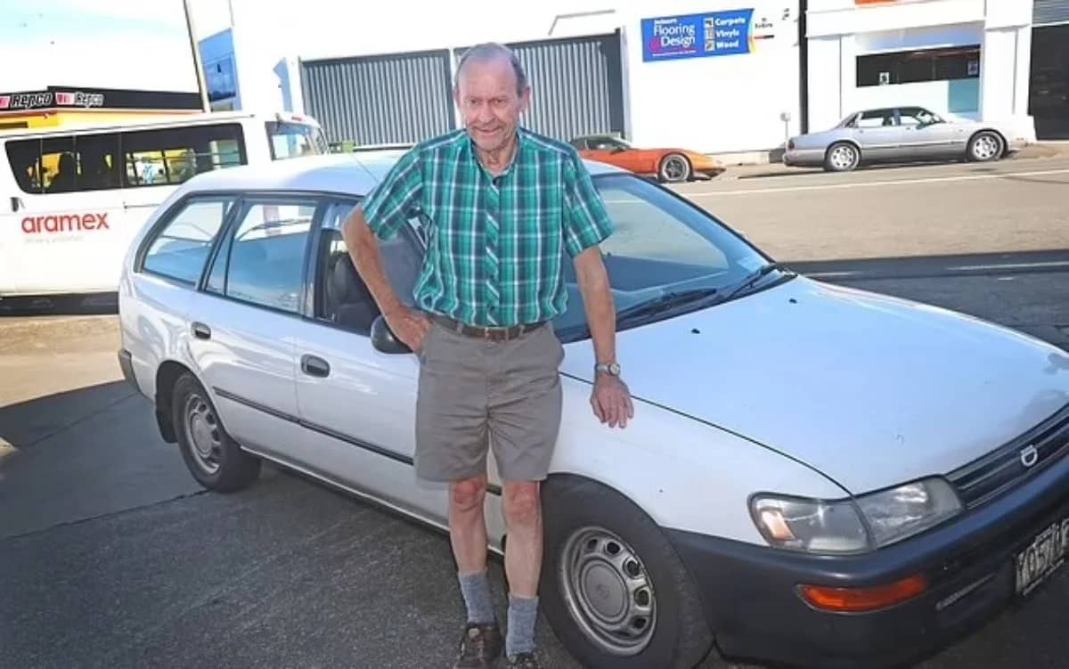 new-zealand-newspaper-delivery-driver-high-mileage-toyota-corolla