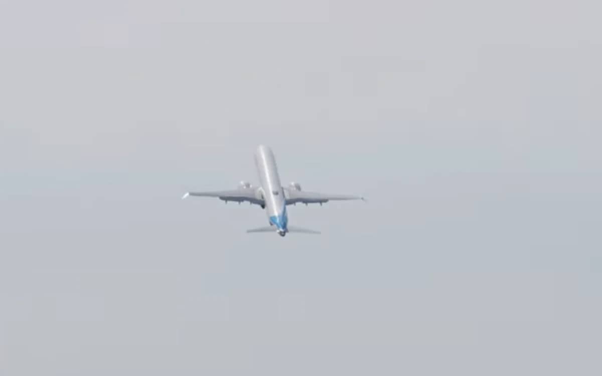 boeing-737-max-10-almost-vertical-takeoff-spectators-stunned