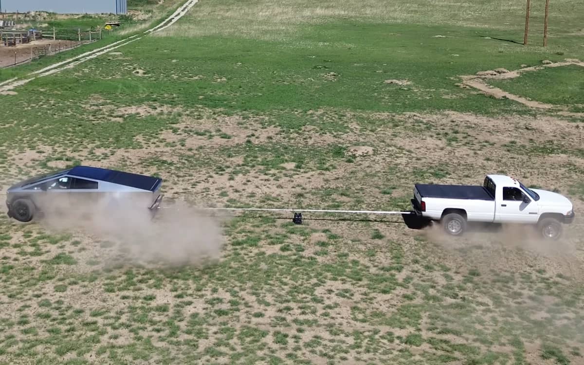 tesla-cybertruck-goes-head-with-dodge-ram-in-tug-of-war