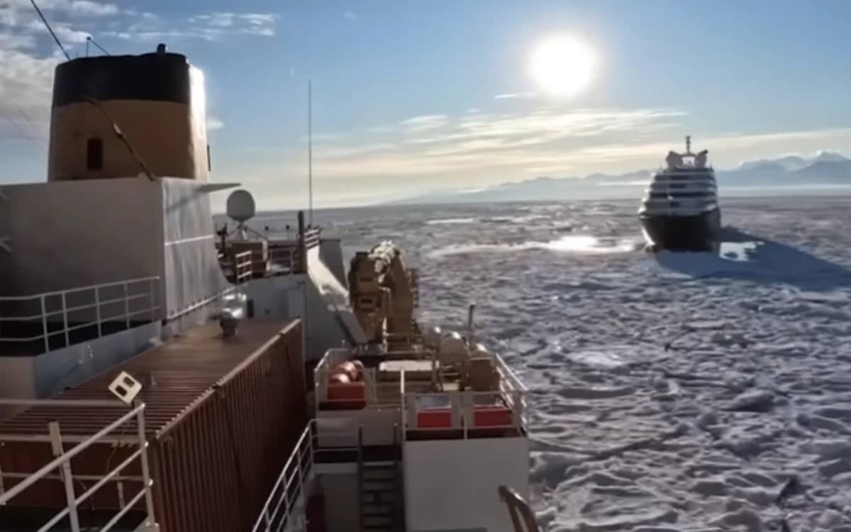 us-coast-guards-icebreaker-antarctic-ice-cruise-ship