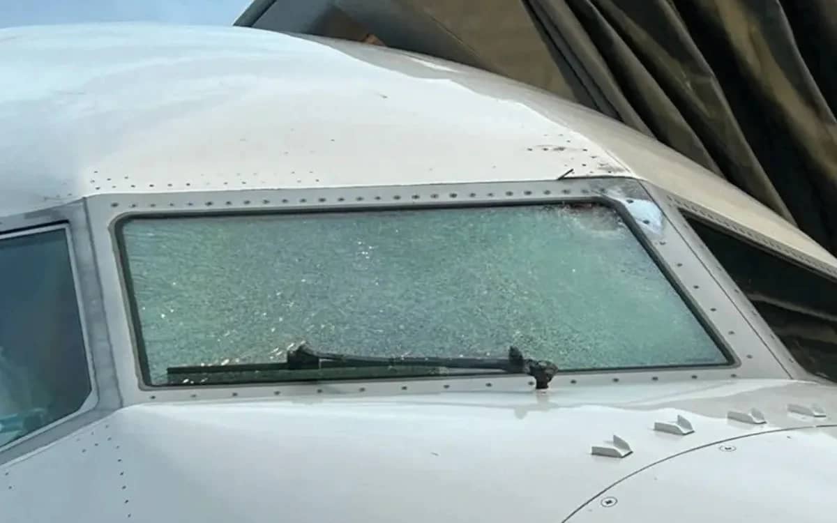 object-hit-united-airlines-windshield-weather-balloon