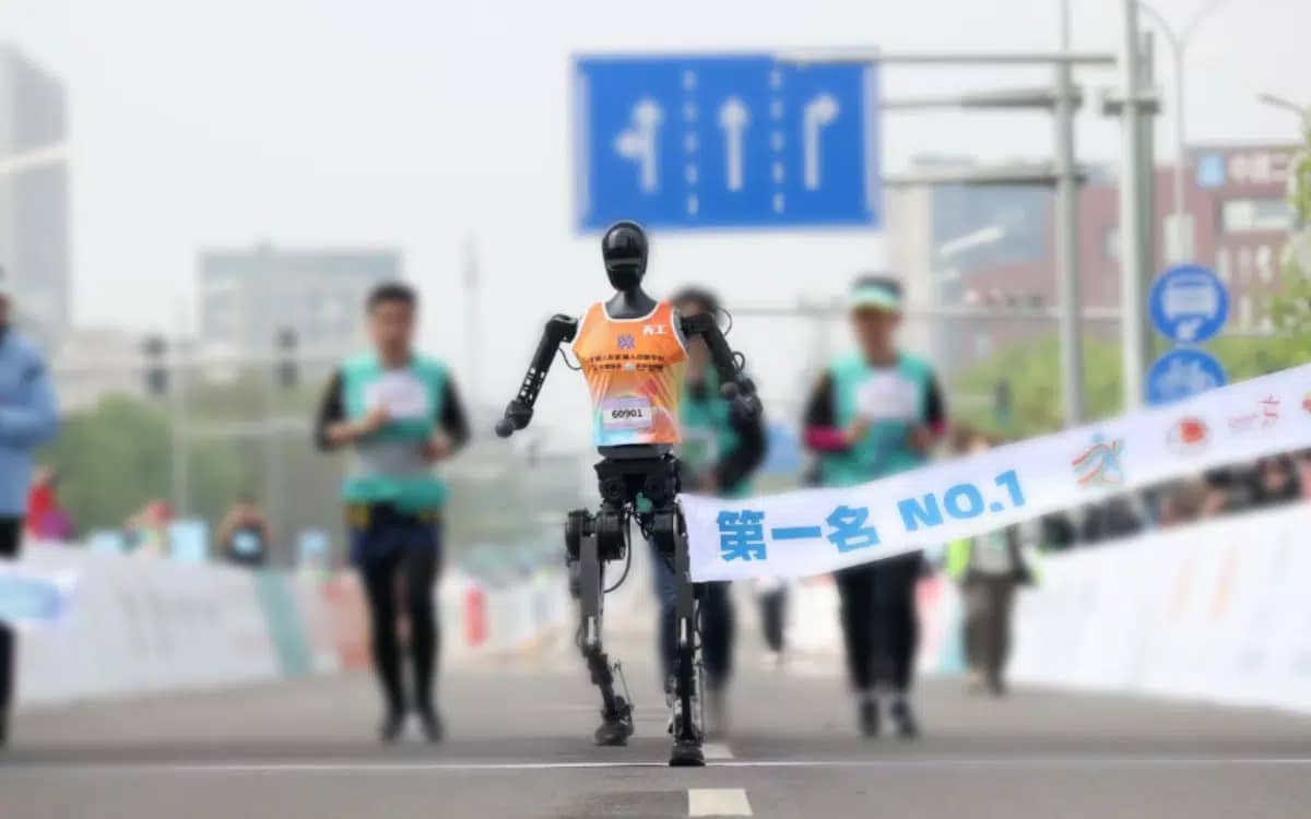 humanoid-robots-race-humans-chinese-half-marathon
