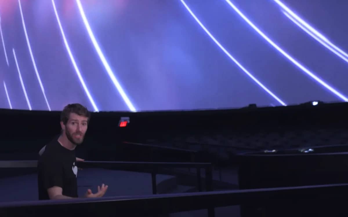 Man goes to Vancouver's newly built Las Vegas-style Sphere and plays video games on it