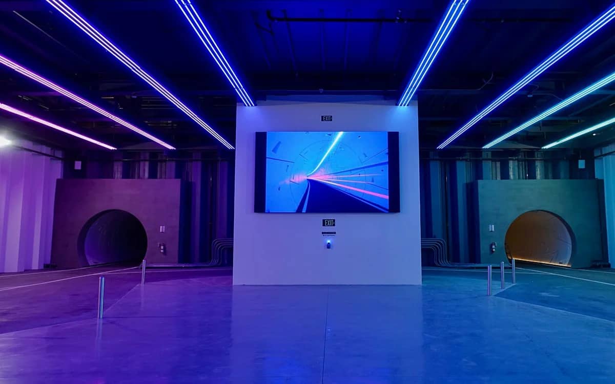 tesla-driver-tries-out-the-vegas-loop