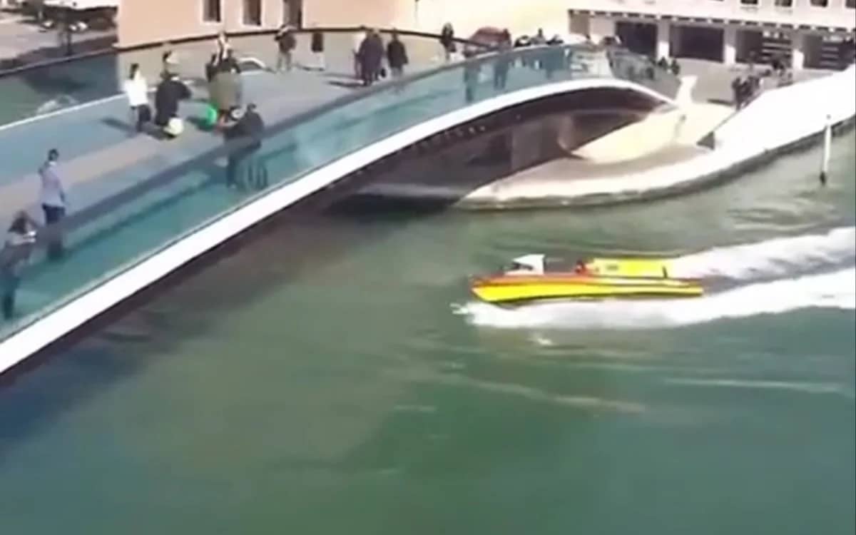 venice-ambulances-fly-through-the-canals