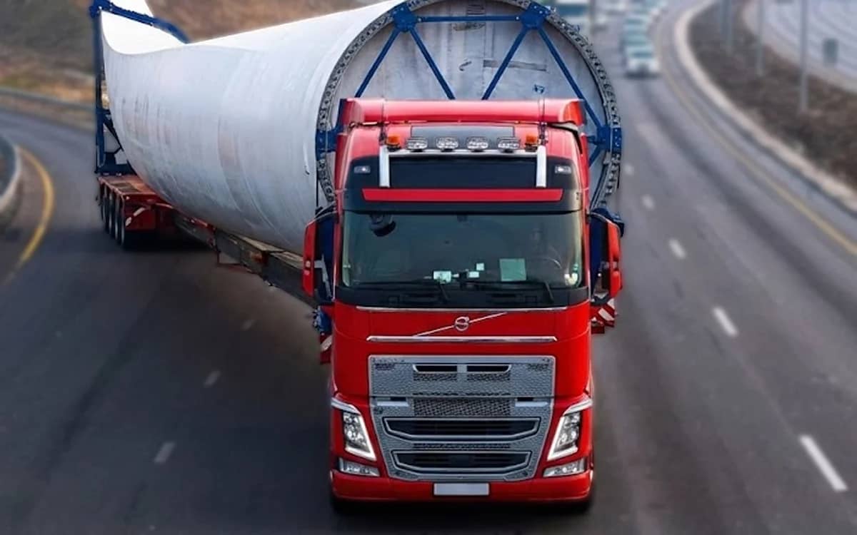 moving-wind-turbine-blade-turns-highway-into-full-scale-transport-operation