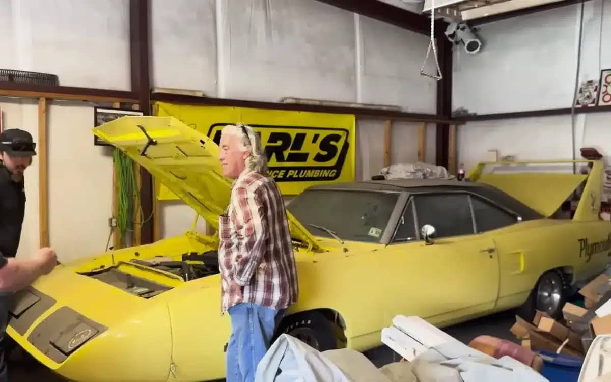 woman-refuses-to-sell-1970-plymouth-superbird-despite-being-offered-life-changing-money-for-it-for-poignant-reason