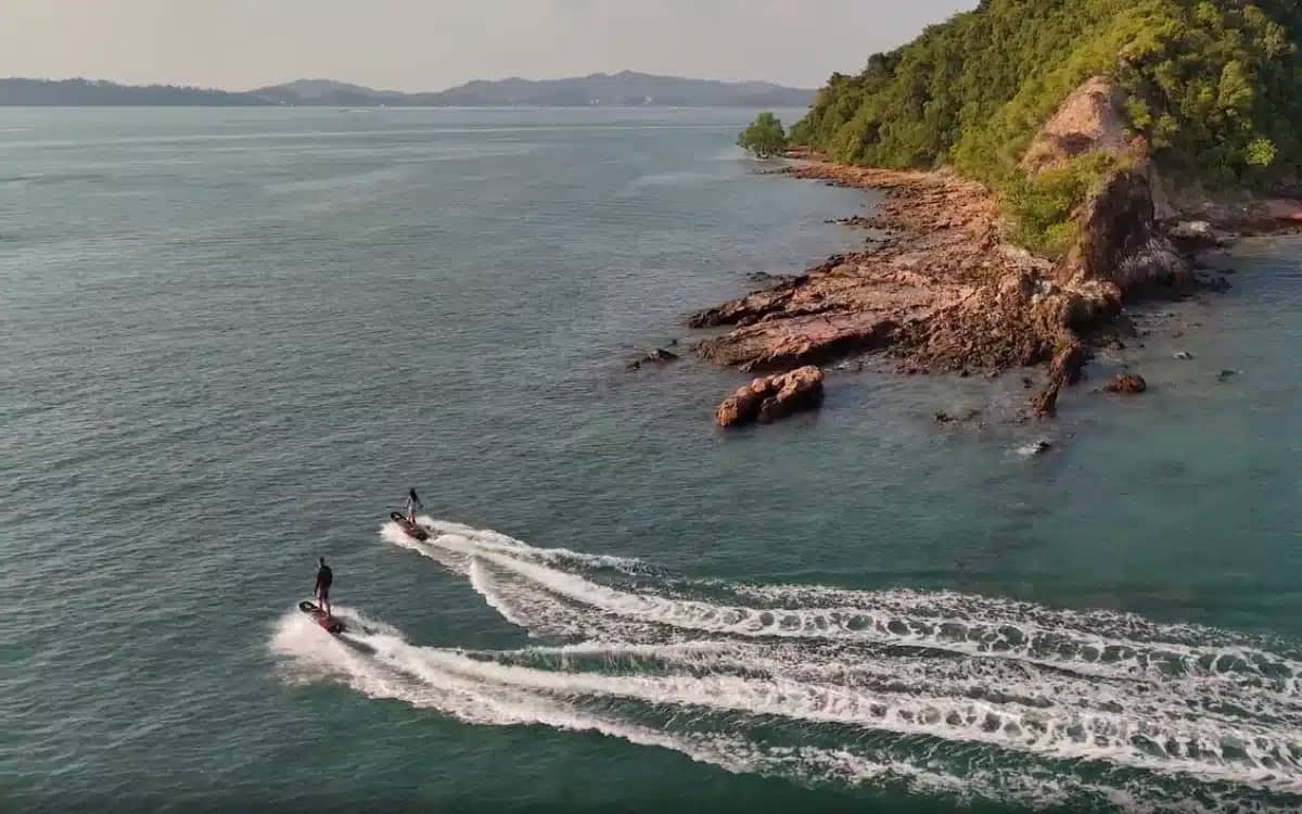 World’s fastest electric surfboard is controlled by remote