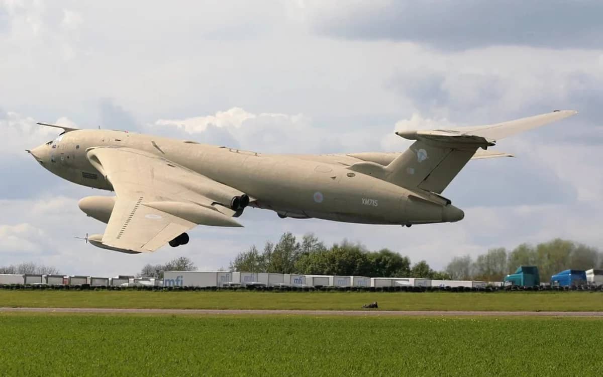 victor-xm715-military-plane-accidentally-taking-off-footage