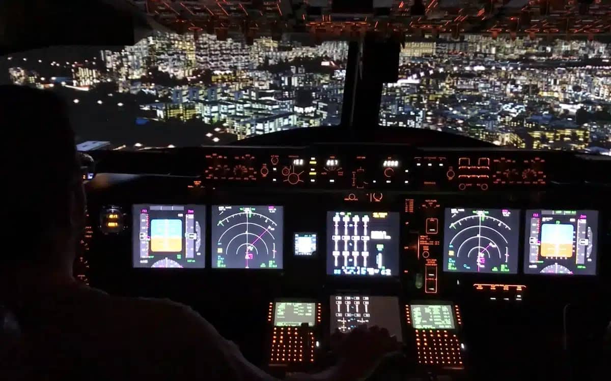 man-has-ultra-realistic-boeing-747-400-simulator-set-up-in-his-basement-with-incredible-visuals