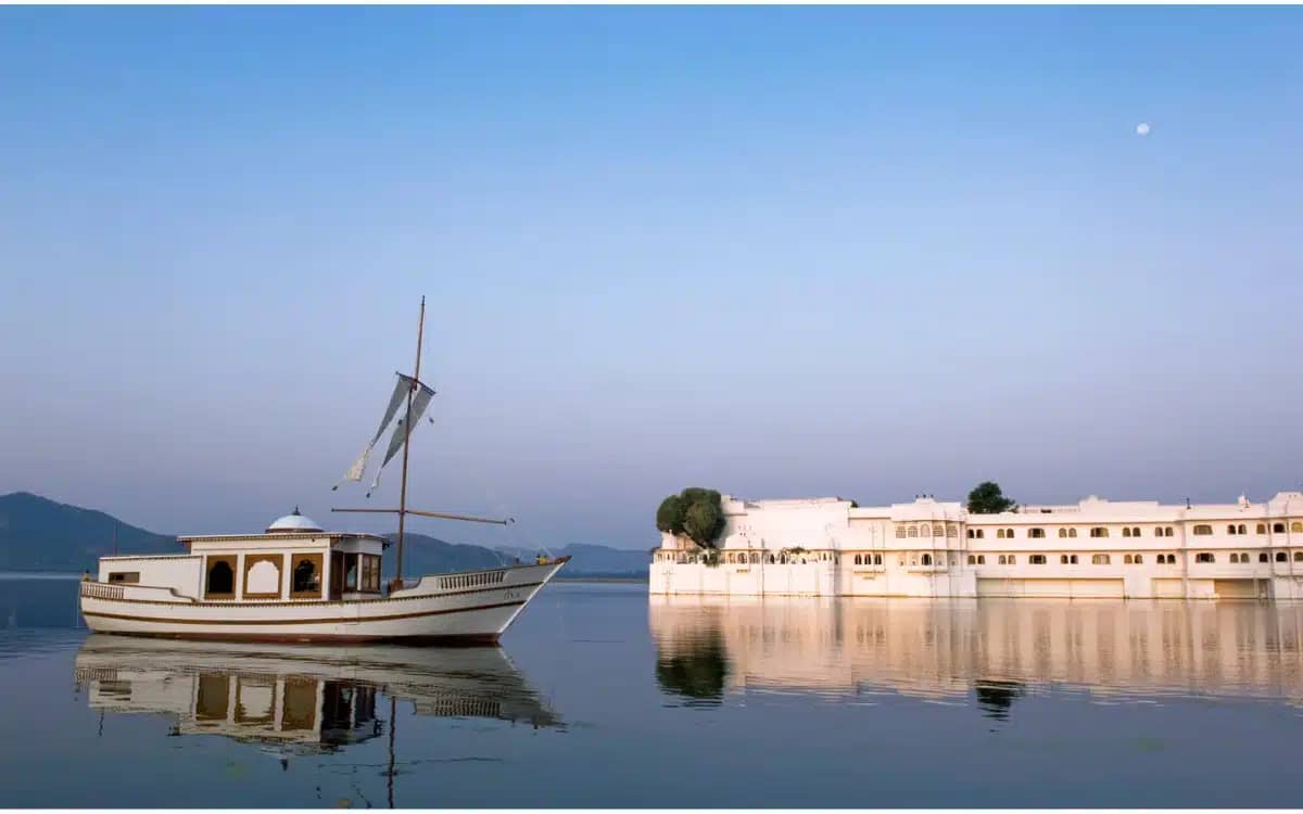 18th-century-taj-lake-palace-udaipur-india