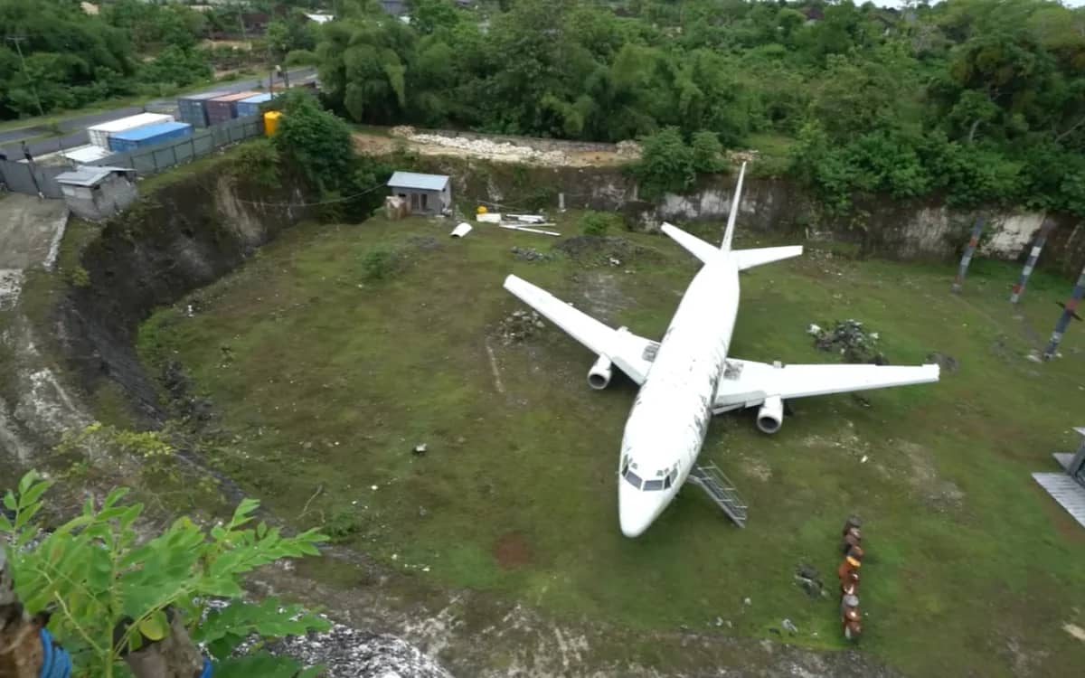 odd-aviation-discoveries-abandoned-boeing-737-in-bali-field