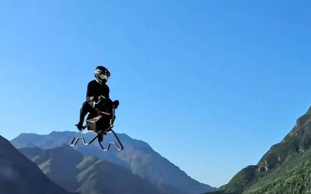 Raw flight footage captures ‘speeder bike’ making epic takeoff and landing straight out of a sci-fi movie