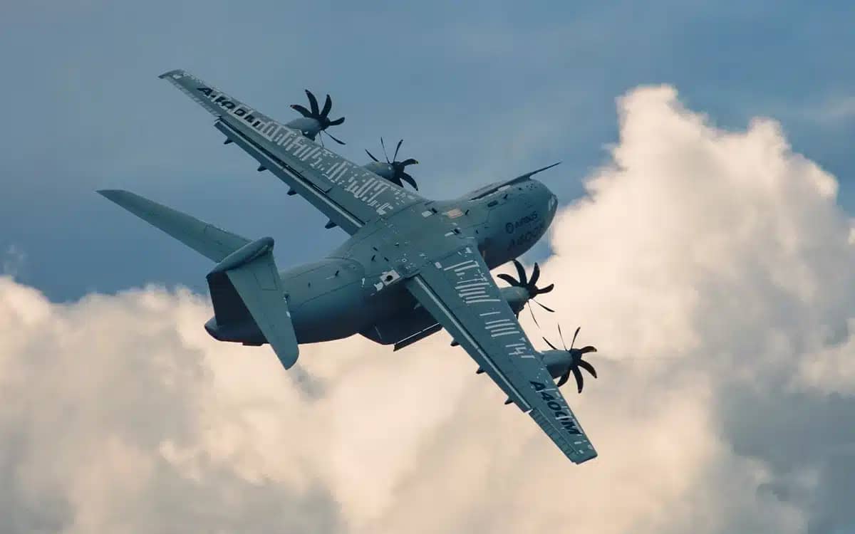airbus-a400m-does-full-loop-wingover-after-takeoff
