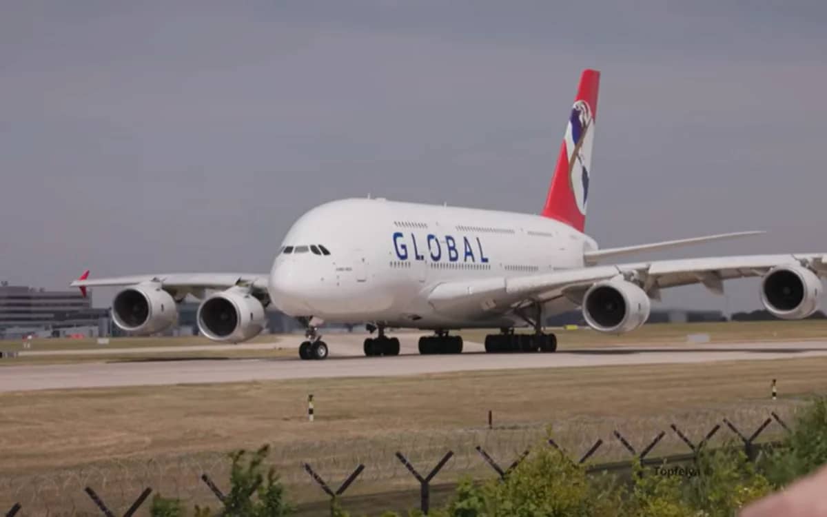 worlds-largest-passenger-jet-airbus-stunning-take-off
