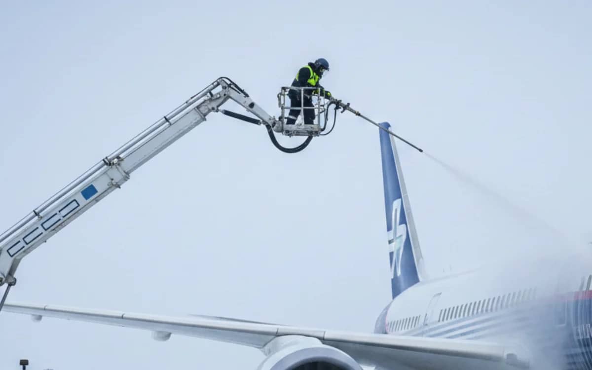 airplanes-de-icing-process