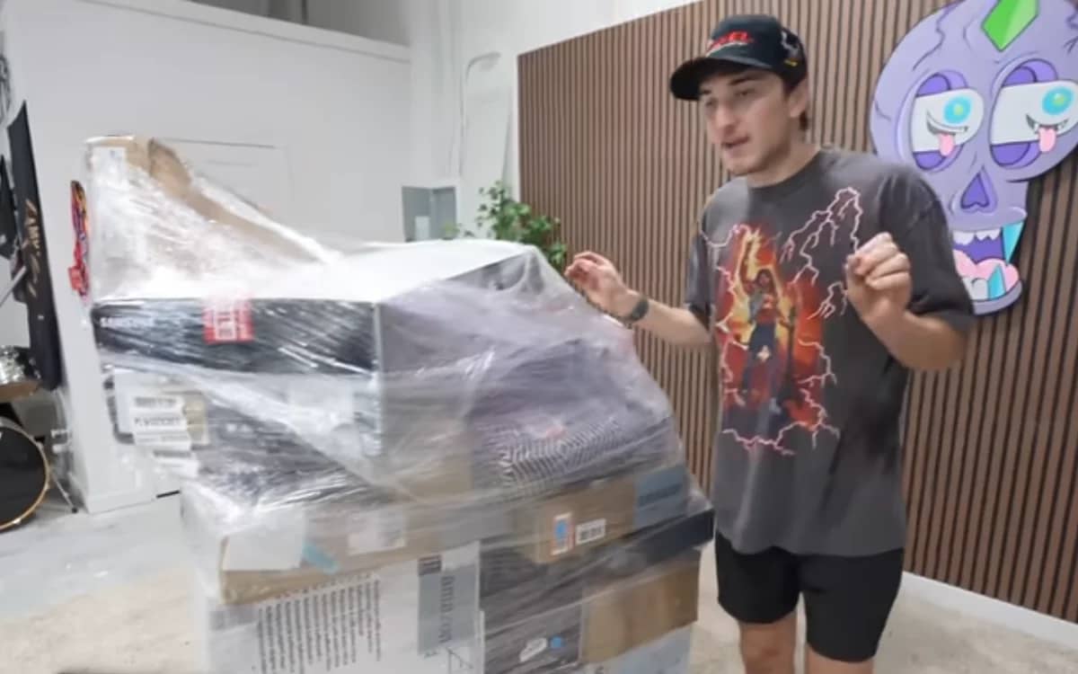 man-buys-pallet-amazon-electronics-returns