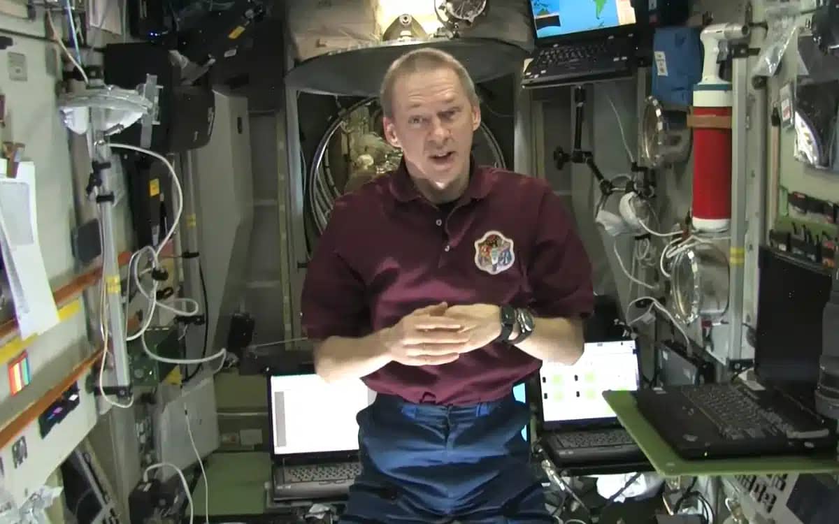 Astronaut settles the question of whether you can feel the ISS’s 28,000 km/h speed while doing a space walk
