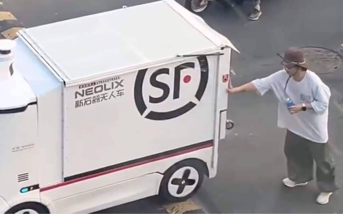 Pedestrian has to literally give autonomous car ‘a hand’ in viral clip