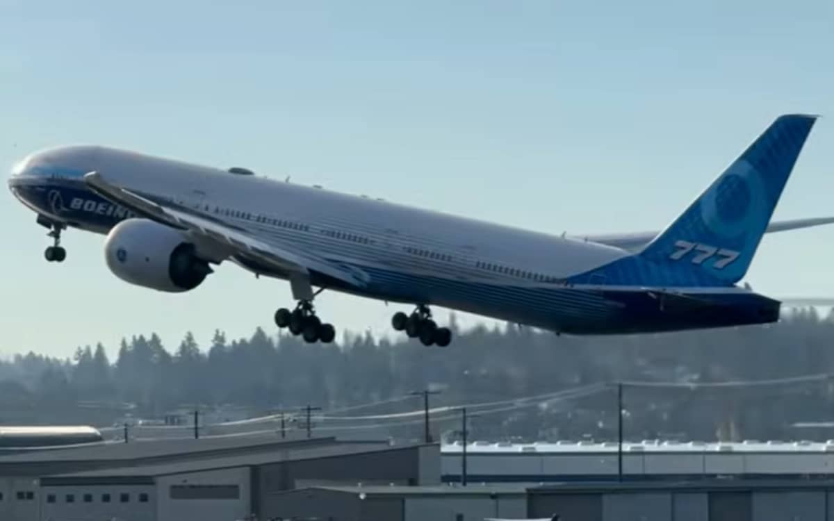 boeing-777x-takeoff-reveals-size-worlds-most-powerful-engines