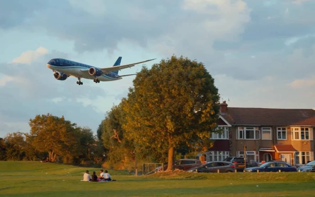 azerbaijan-airlines-dreamliner-glides-low-above-houses-london-heathrow