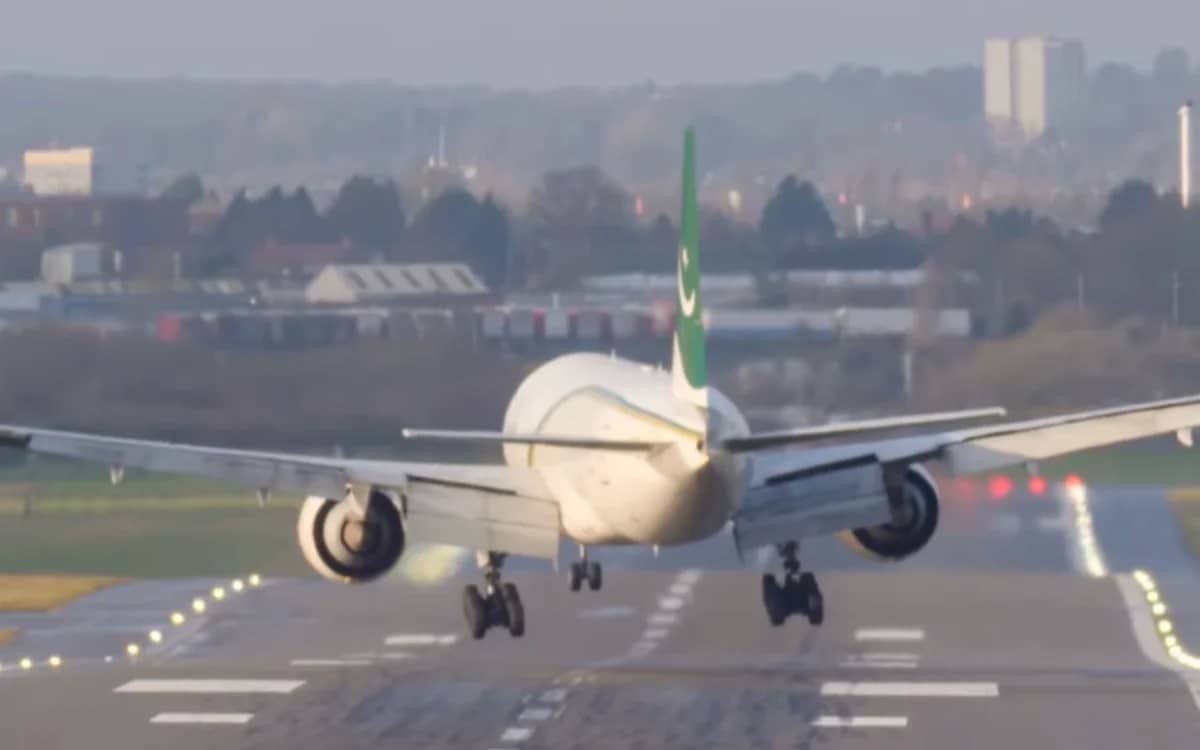 boeing-777-pilot-shows-off-immense-skill-perfect-crosswind-landing-storm