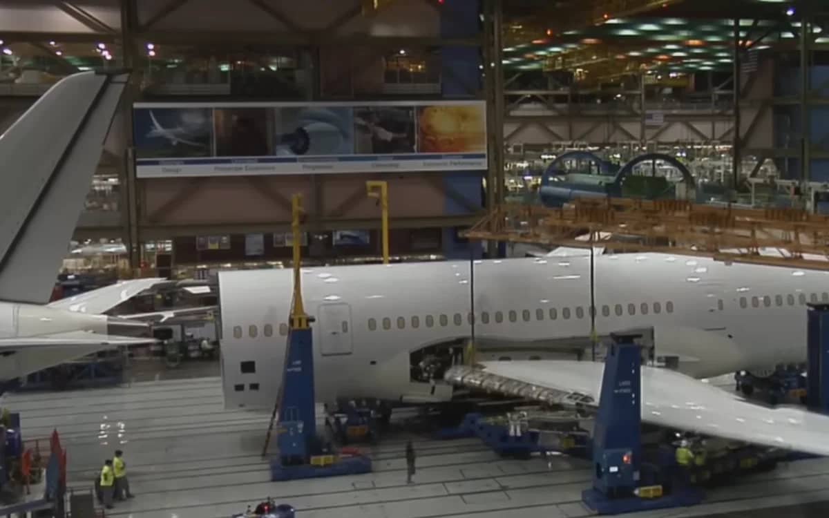video-shows-how-boeing-787-9-dreamliner-is-built