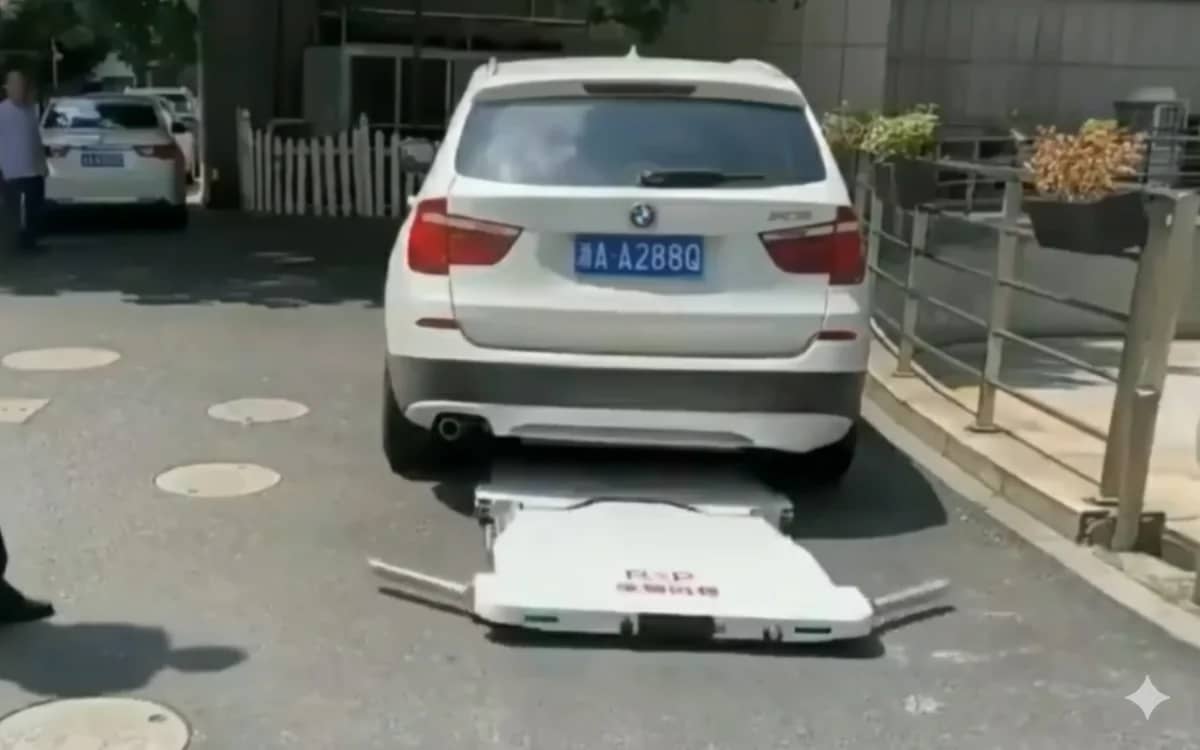 police-china-using-robot-move-illegally-parked-cars