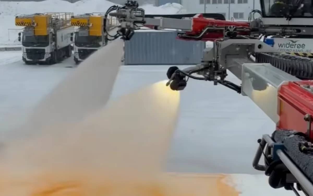 plane-de-icing-process-uses-strange-orange-liquid