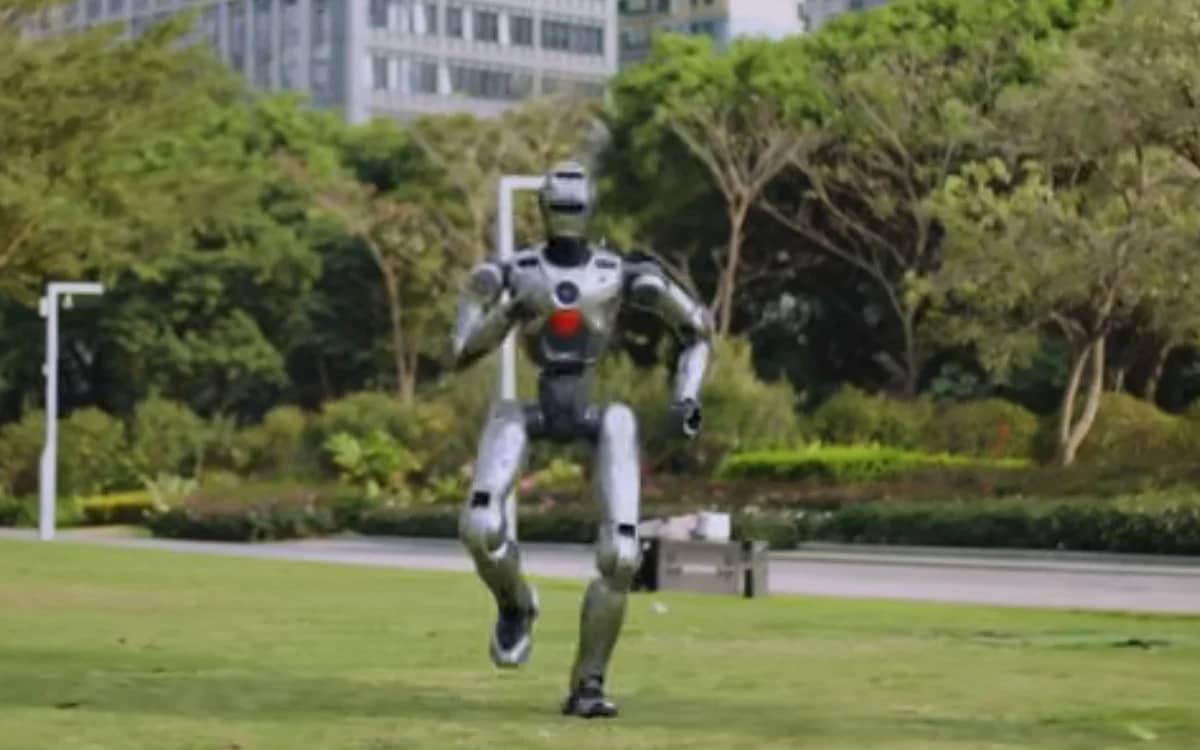 new-compact-engineai-humanoid-robot