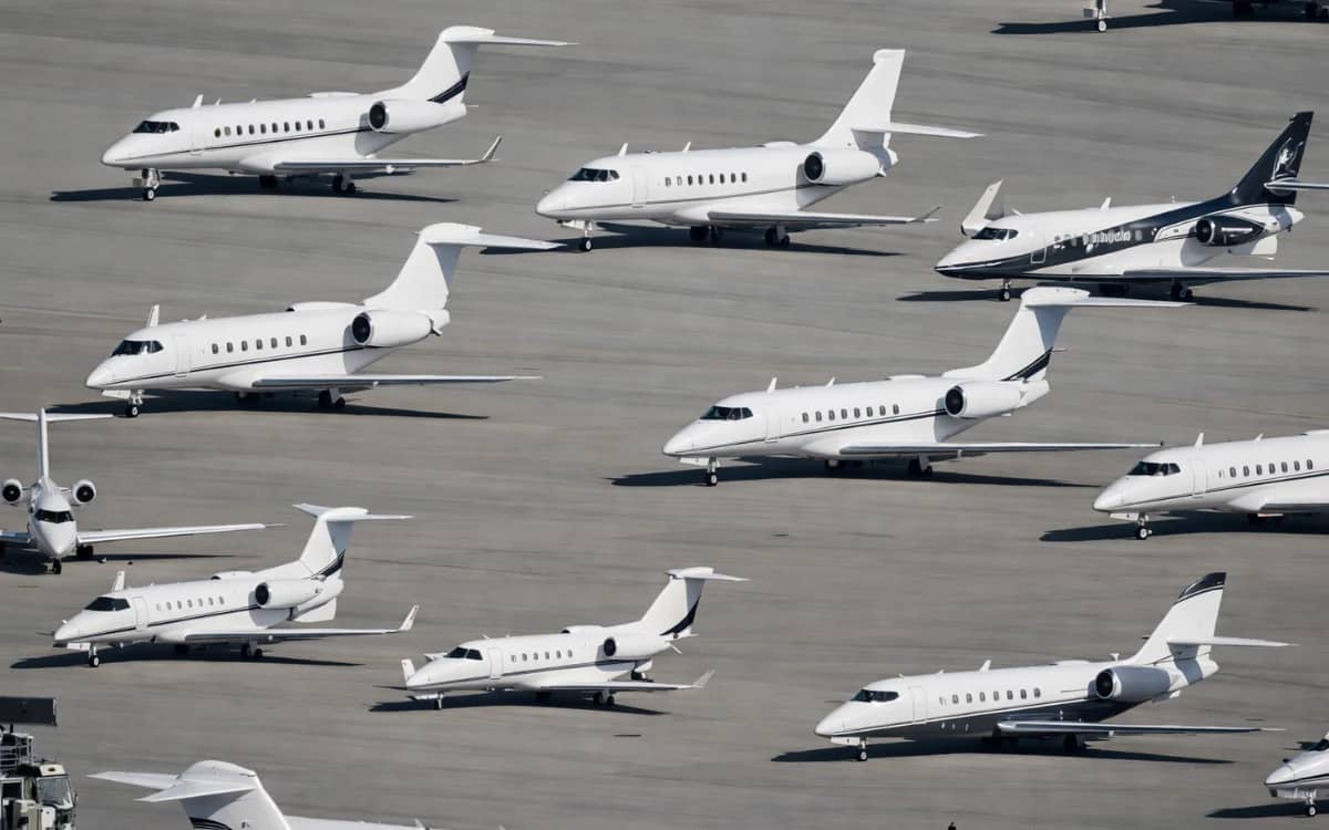 private-jets-line-san-francisco-airport-before-super-bowl