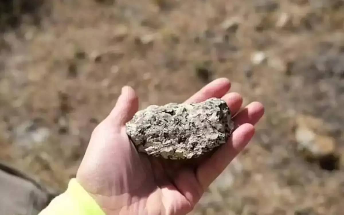 2,000,000,000 tons of rare Earth minerals that can be used in hybrid cars discovered in US