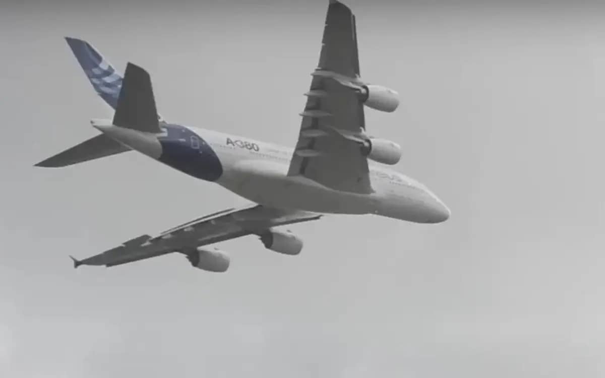 airbus-a380-turns-so-steep-at-farnborough-airshow-it-looks-like-its-about-to-fall