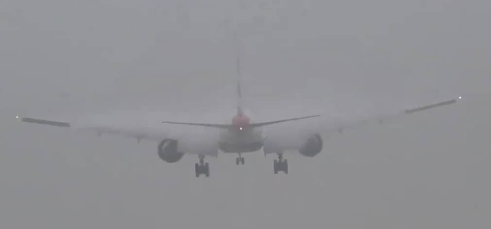 pilots-land-in-thick-fog-london-gatwick-airport-video
