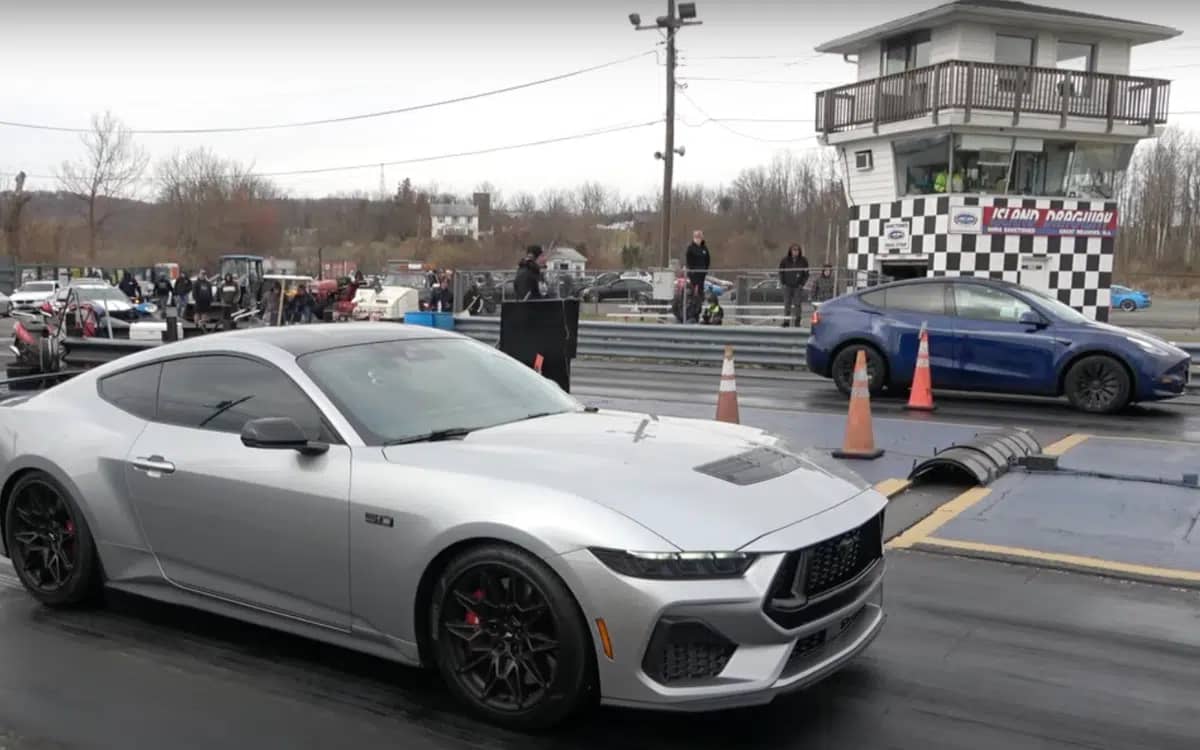 ford-mustang-tesla-model-y-drag-race-new-jersey