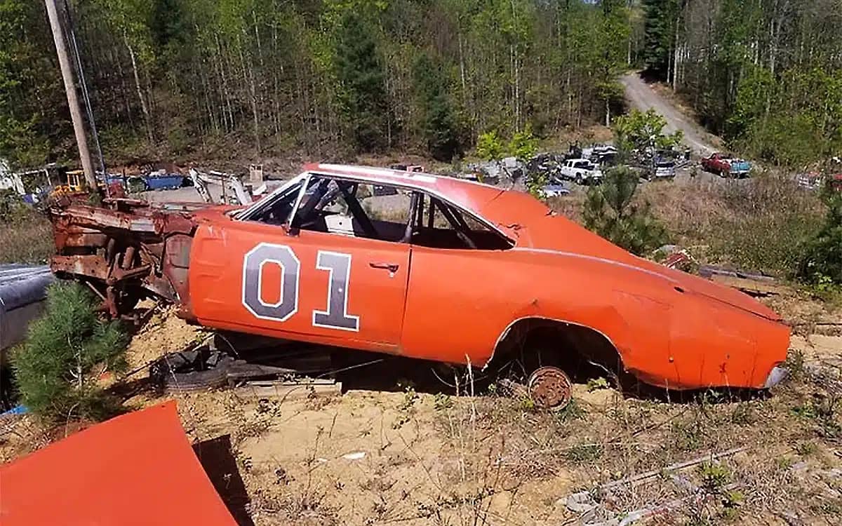 general-lee-dodge-chargers-abandoned