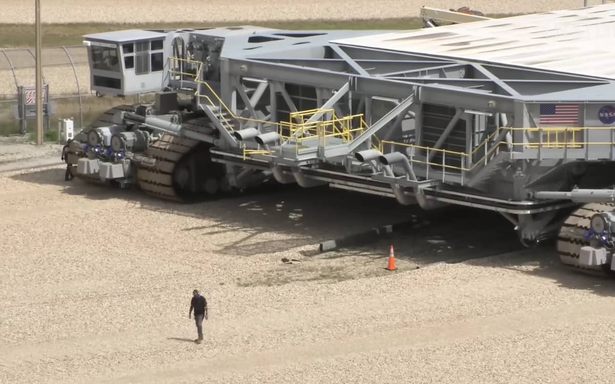 nasa-built-a-144000000-crawler-transporter-to-transport-rocket-ships-in-florida