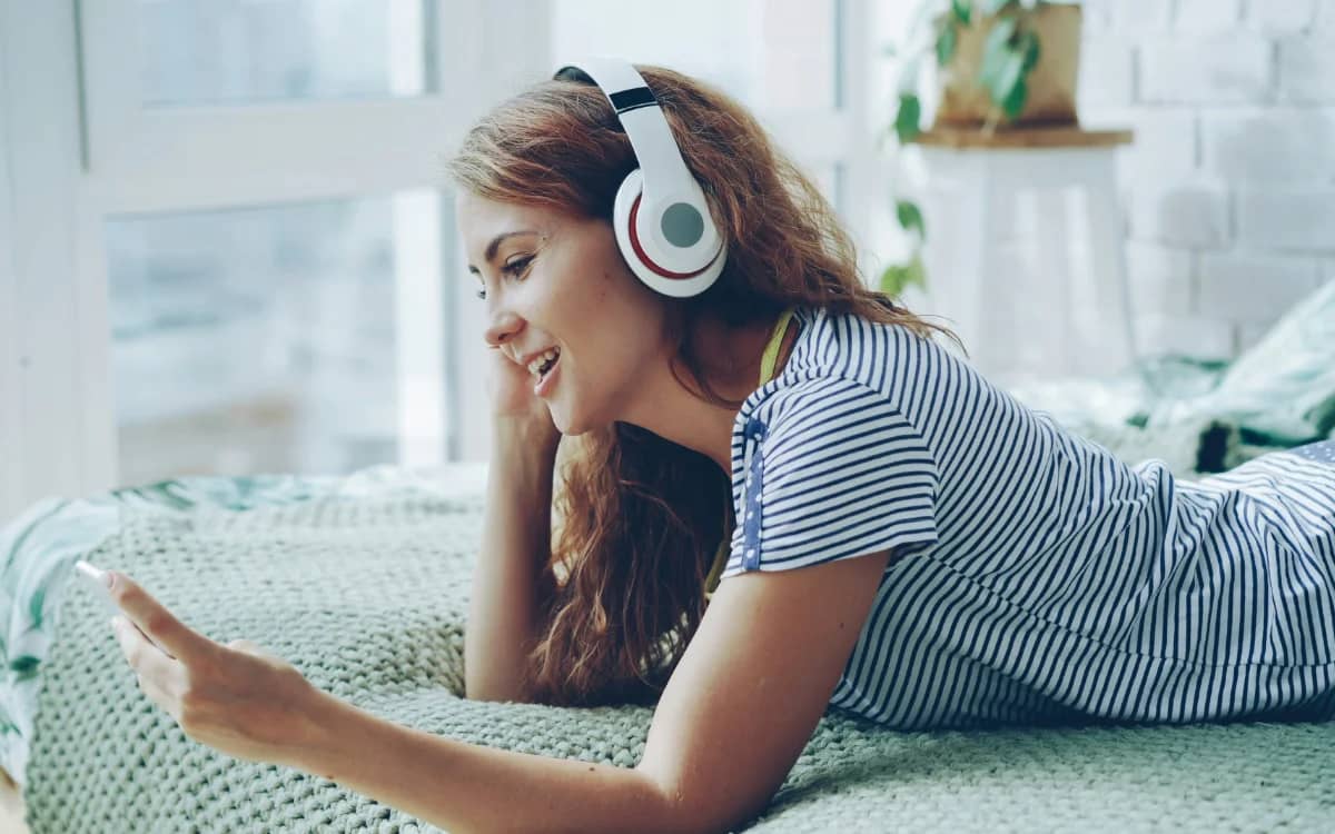 Google just turned every pair of headphones into a real time translator and you do not need AirPods or a new phone to use it