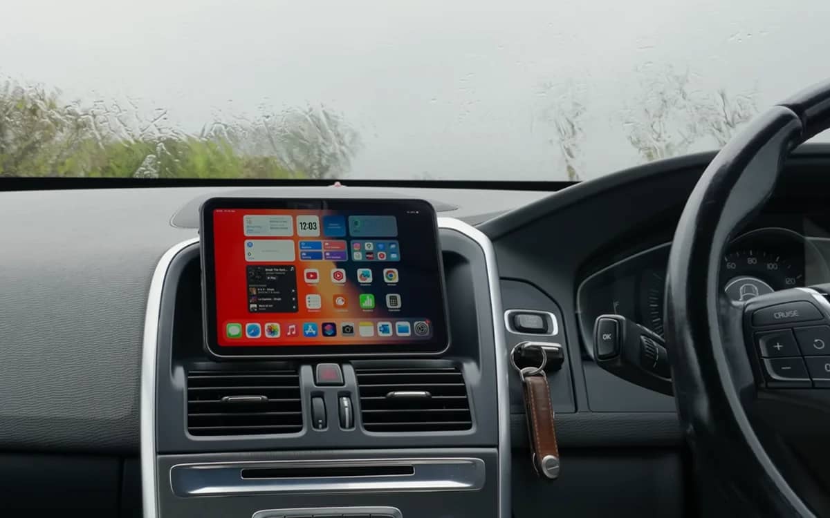 man-sets-up-ipad-mini-as-genius-apple-carplay-alternative