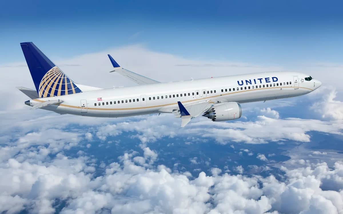 mystery-object-hits-united-airlines-flight-boeing-737-during-flight