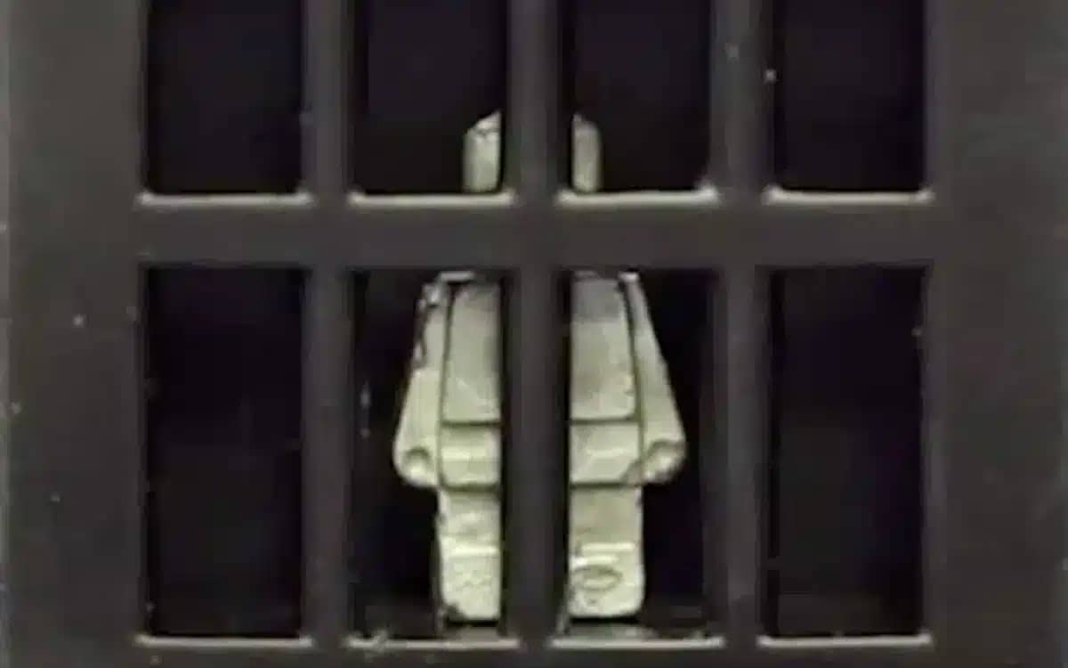 robot-escapes-escapes-cage-terminator-2-liquid-trick