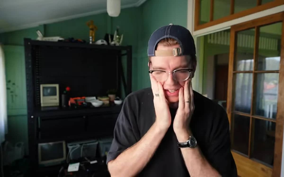 Man buys first iPad from 2010 and then tries to jailbreak it to install Minecraft but the process is anything but easy