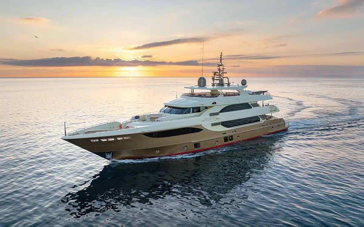 golden-superyacht-lady-tahiti