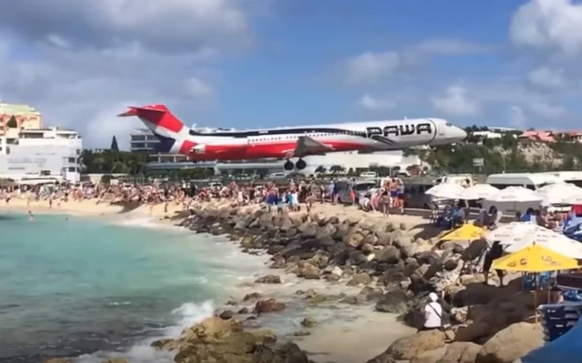 sxm-princess-juliana-international-airport-plane-lands-near-beachgoers
