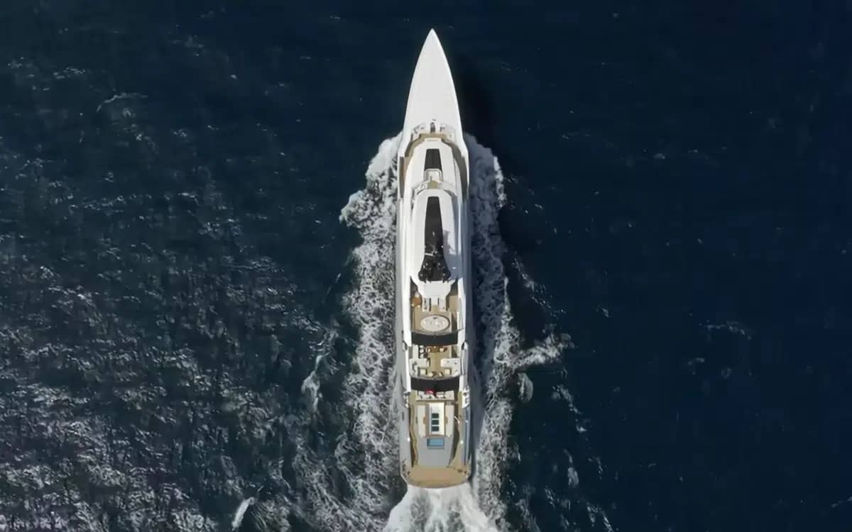 la-man-enes-yilmazer-shows-100000000-megayacht