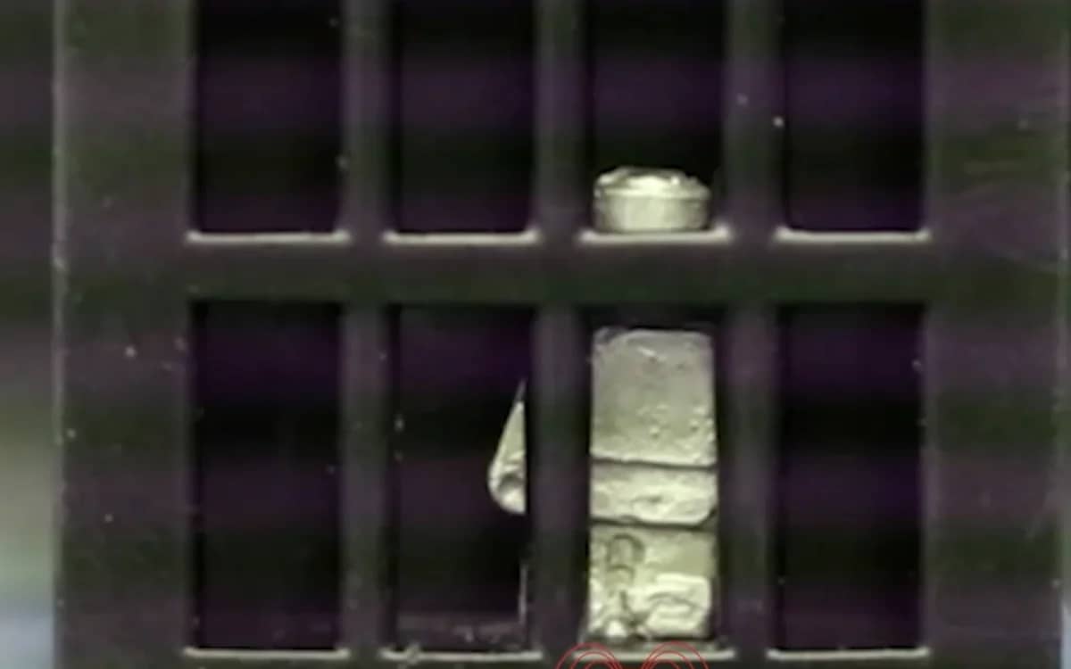 robot-turned-to-liquid-escapes-cage