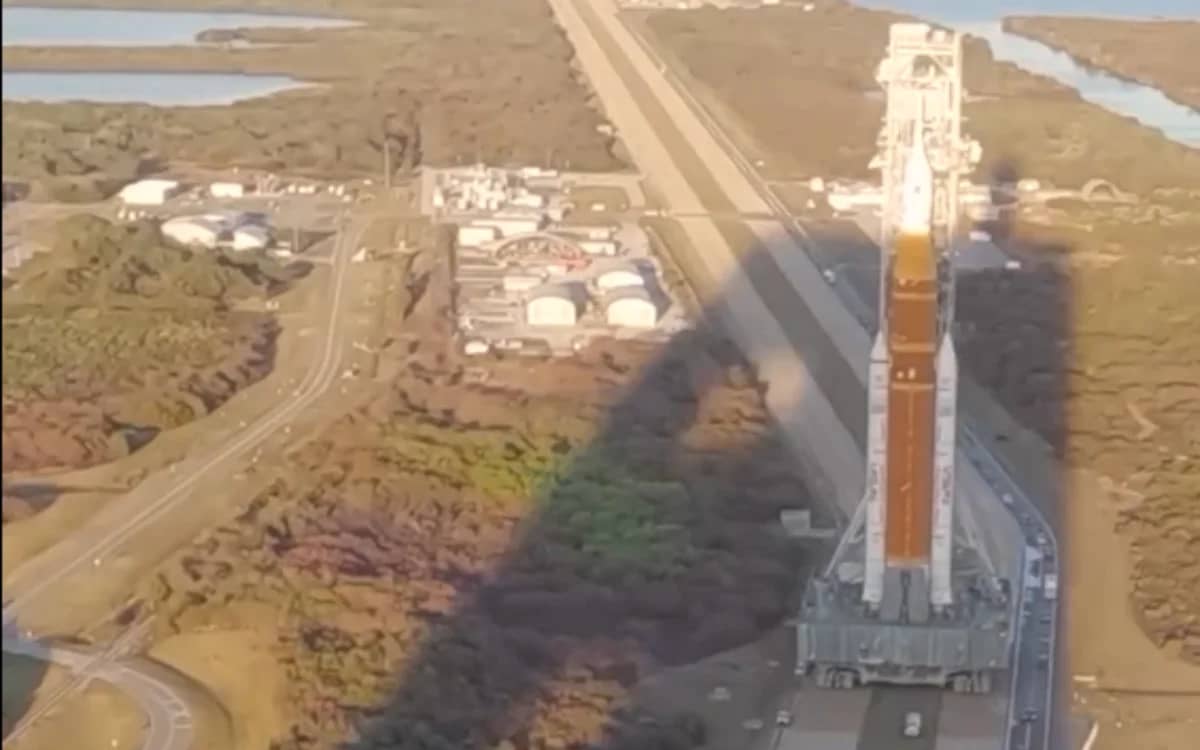 nasa-taxis-artemis-rocket-kennedy-space-center